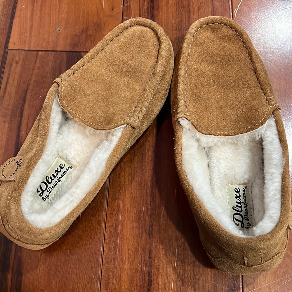 Kids' Dluxe By Dearfoams Genuine Suede And Genuine Shearling Slippers Size 4